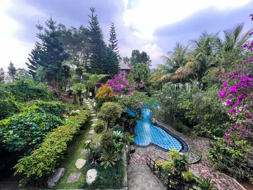 Edensor Hills Villa, Resort & Café Sharia Hotel di Babakan Madang