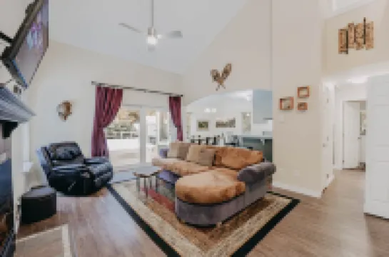 House w Hot Tub - Wifi - Fireplace - Pets Ok