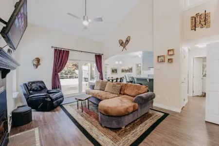 House w Hot Tub - Wifi - Fireplace - Pets Ok