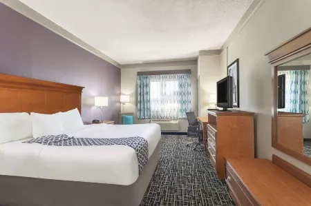 La Quinta Inn & Suites by Wyndham Jackson Airport Отели в г. Ричленд