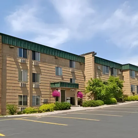 Days Inn & Suites by Wyndham Duluth by the Mall