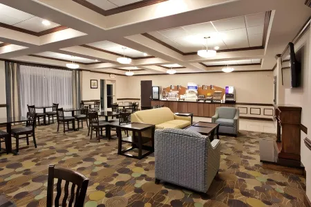 Holiday Inn Express & Suites Moultrie Отели рядом с достопримечательностью «Citi Trends»