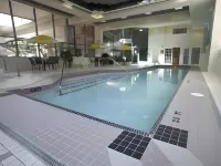 Rosedale on Robson Suite Hotel - ที่มีสระว่ายน้ำ