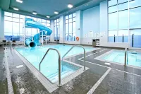 Holiday Inn & Suites CALGARY AIRPORT NORTH by IHG - piscine