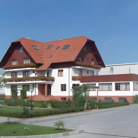 Garden Club - Hotel & Restaurant - Free Outdoor Pool & Parking