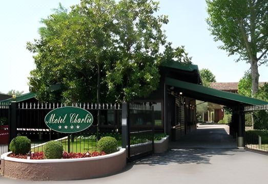 3. 모텔 찰리 세탈..