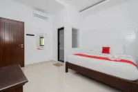 RedDoorz Near Jawa Timur Park 3 - Pensions