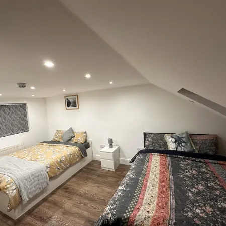 6-bed 3-bath Home - Sleeps 14 & Free Parking