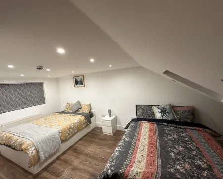 6-bed 3-bath Home - Sleeps 14 & Free Parking Hotels in Uxbridge