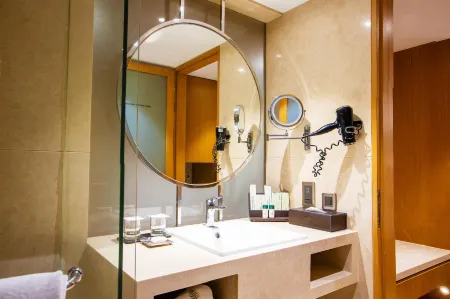 The Fern Mumbai, Goregaon, Series by Marriott Отели рядом с достопримечательностью «Jogeshwari Caves»