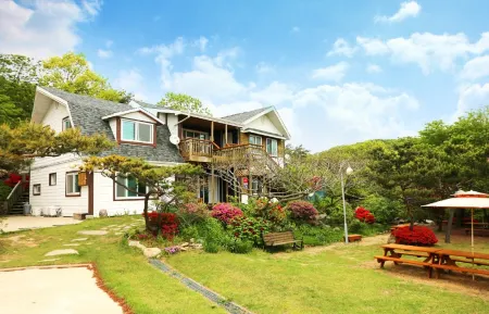 Ganghwa Obidos Pension Отели рядом с достопримечательностью «Dongmak Beach»