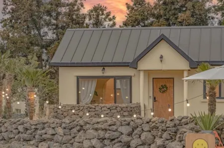 Seogwipo Daily Hour Pension Отели рядом с достопримечательностью «Shinhwa Theme Park»