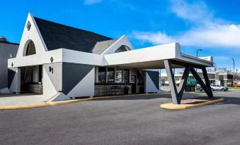 Quality Inn & Suites Near I-480 and I-29