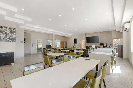 Best Western Plus des Moines West Inn  Suites