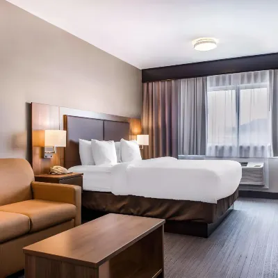 Quality Hotel Dorval Aeroport Hotels near Lachine