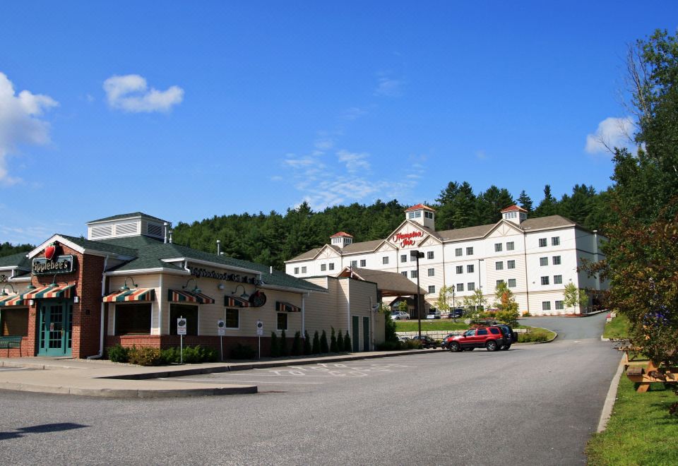 햄프턴 인 리틀턴의 실내 수영장 전경