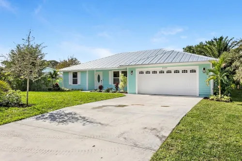 New Construction- Hot Tub - 1.3m to Beach, 2 KING Beds.