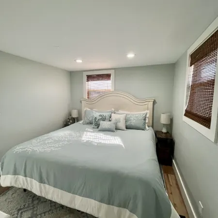 Newly Renovated Beach Bungalow - 3 minute walk to the beach!