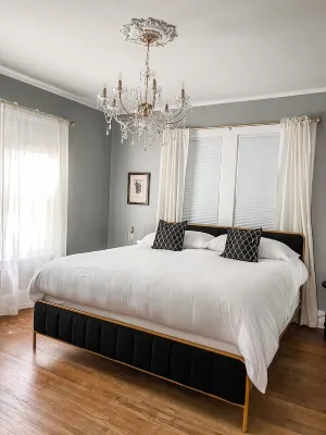 The Chandelier House + Loft of Midtown - Near It All!