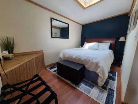 Private Beach Waterfront w/ Dock - Rock River Hideaway