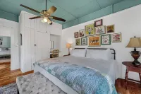 Historic home half a mile from Downtown Denison and minutes to Lake Texoma. Hotels in Denison