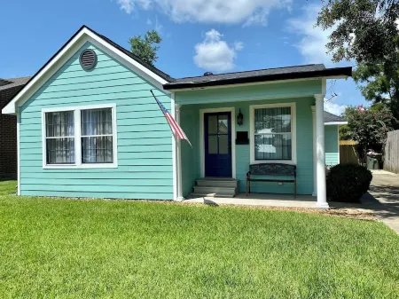 The Cajun Cottage - Downtown Cottage Отели рядом с достопримечательностью «Crying Eagle Brewing Company»