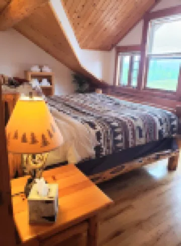 Rustic 1 bedroom, 1 bath, 2 minutes from the West Glacier Park