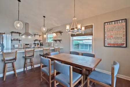 Lake Tillery- Beautiful sunrises, large screened porch, and newly renovated home