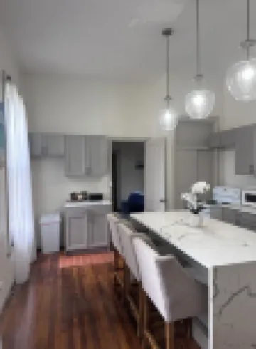 Gorgeous apt marble bath & kit 2 min from  downtown  5 min to Dayton university