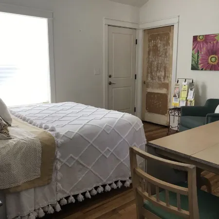 Live Here. Completely Renovated in desirable Tech Terrace UNIT neighborhood