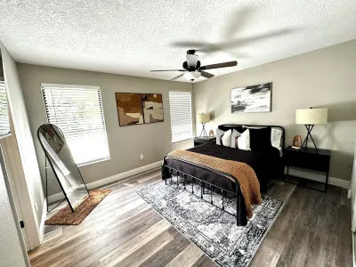 Modern Cozy Townhouse- Busch Gardens -Raymond James Stadium -USF-Amelia Arena Hotels near Value Pawn & Jewelry