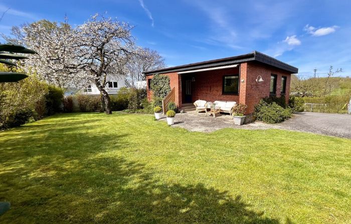 Ferienhaus in Strandnähe mit Etwas Meerblick, Balkon, Loggia, Garten in Meierwik