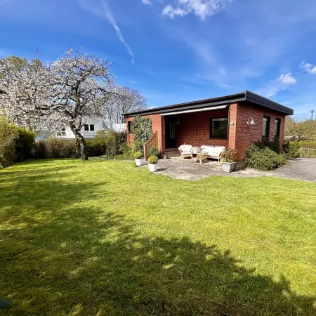 Ferienhaus in Strandnähe mit Etwas Meerblick, Balkon, Loggia, Garten in Meierwik