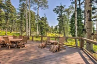 Grinning Bear Lodge: Hot Tub, Deck, Fire-Pit Game Loft & Fully Stocked Kitchen