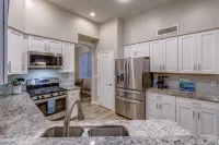 Your Home Away From Home in the Sunshine! Minutes from great amenities. Hotel a Oro Valley