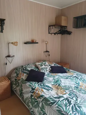 Comfortable wooden bungalow among the trees Hotels in Jard-sur-Mer