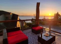 Spacious Home with Amazing Views - 2 Min Drive to  Beach/Water Access