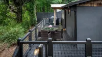 Newly renovated cottage, 5 min walk to town, dogs OK, fire pit, hot tub, wi-fi