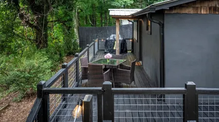 Newly renovated cottage, 5 min walk to town, dogs OK, fire pit, hot tub, wi-fi