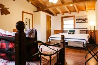 Riverfront logcabin; EVcharging, hot tub, firepit, Petfriendly Canoes, Sleeps 12