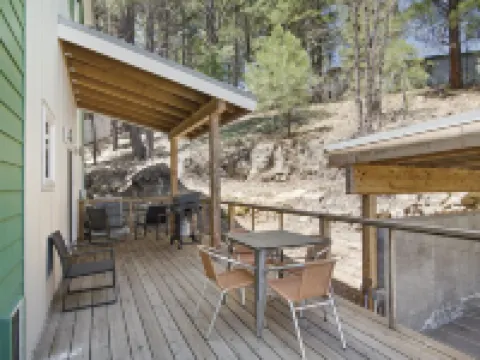 4Br Cabin w/ Hot Tub • Huge Deck & BBQ • Trails 卡馳納山莊酒店