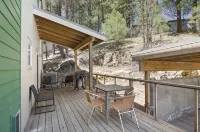 Modern Cabin - HOT TUB, nearby trail, large deck, BBQ