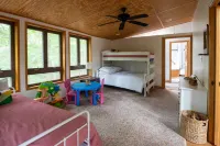 Cozy & Colorful Cabin at The Woods Resort (pet friendly Hoteles en Condado de Berkeley