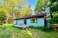 Charming 2-bedroom house with intimate Betsie River setting, AC, and WiFi