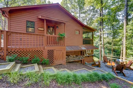 Luxury Retreat Overlooking the 11th Tee at Whitepath Golf Course in Ellijay