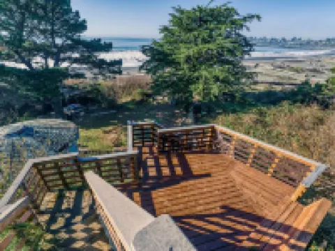 OCEANFRONT Sunset Cabin with stunning ocean views & staircase to the beach! Hotels in Harbor