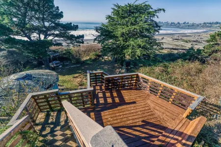 OCEANFRONT Sunset Cabin with stunning ocean views & staircase to the beach!
