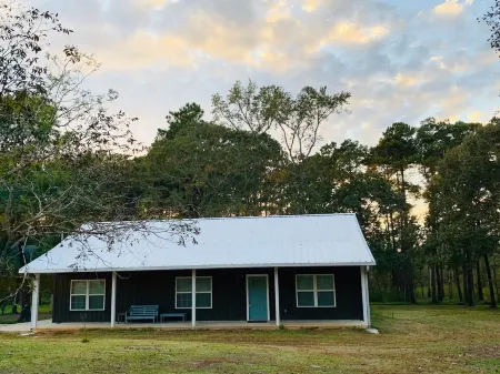 Outdoormen’s Paradise on Lake Sam Rayburn adjoining Angelia National Forest