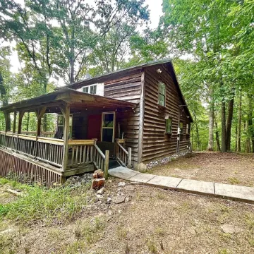 Cozy Cabin in the hills of Kentucky Lake. Family getaway or relaxing escape!