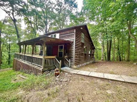 Cozy Cabin in the hills of Kentucky Lake. Family getaway or relaxing escape!